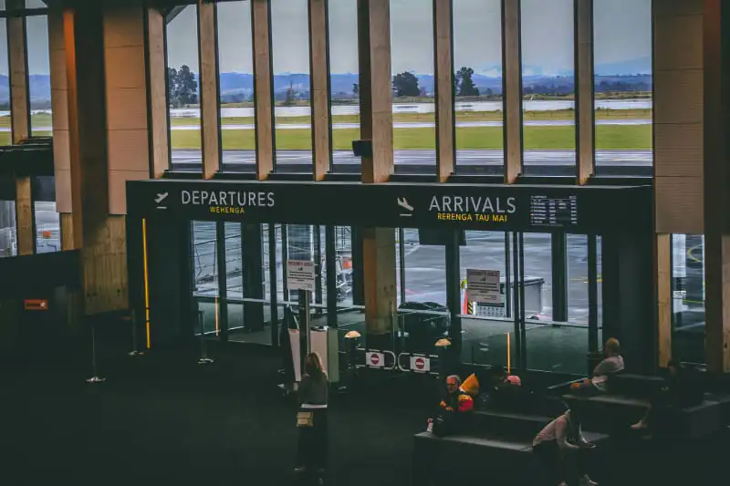 Voyager avec un passeport périmé : formalités et contrôle à l’aéroport