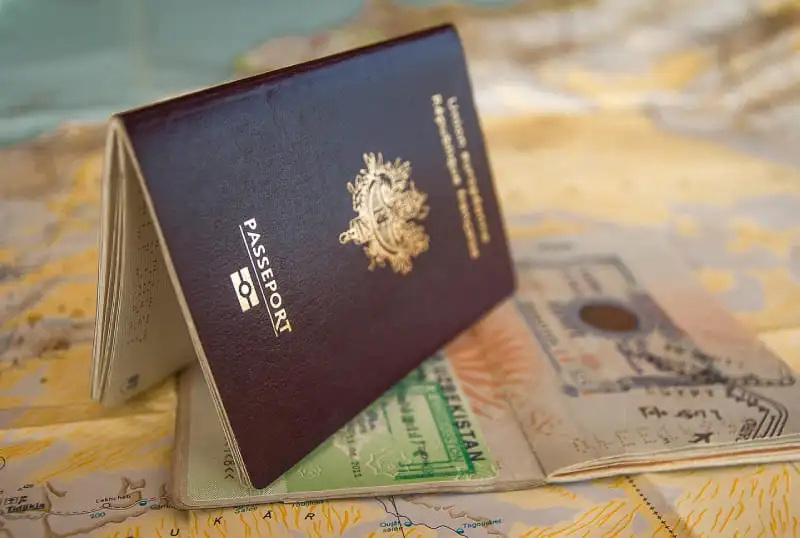 Voyager avec un passeport périmé en Europe : règles et pays qui l’acceptent