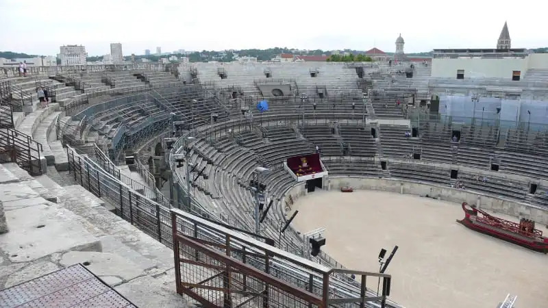 Intérieur des Arènes de Nîmes et tribunes pendant la Feria des Vendanges