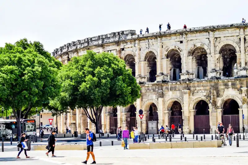 Arènes de Nîmes vues de l’extérieur pendant la Feria des Vendanges 2025