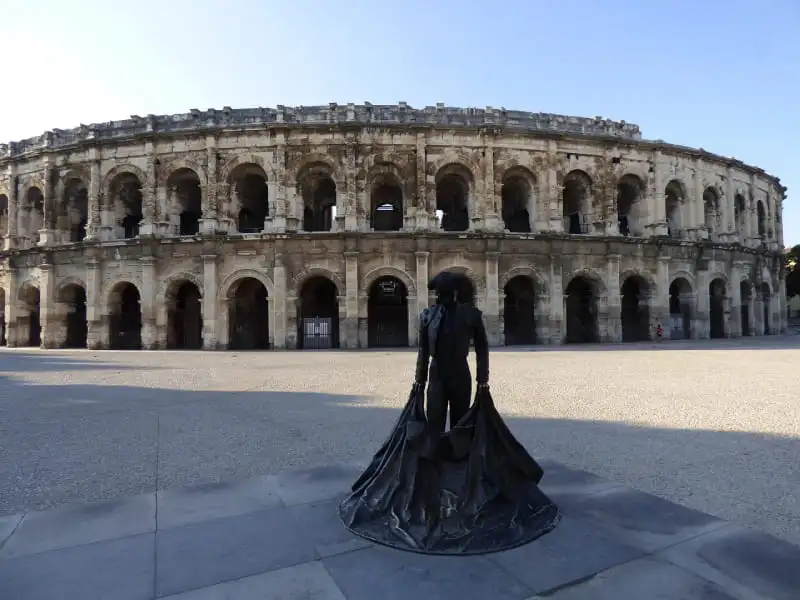 Statue de Nimeño devant les Arènes de Nîmes pendant la Feria des Vendanges
