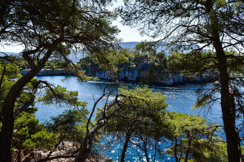 Falaises impressionnantes et crique turquoise de la calanque d’En-Vau près de Cassis