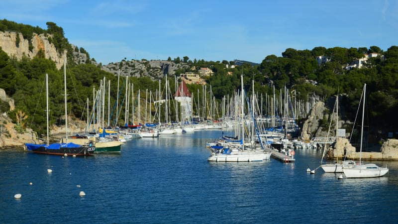 Eaux turquoise et falaises blanches de la calanque de Port-Pin à Cassis, accessible à pied