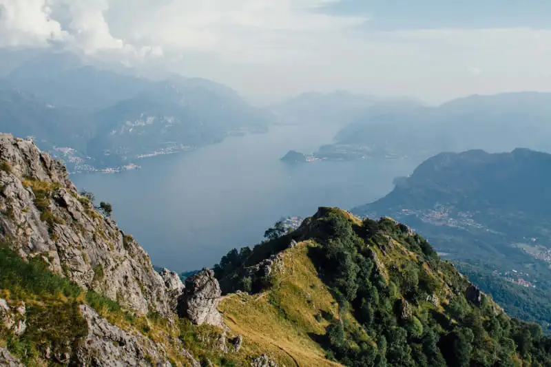 Paysage naturel du lac de Côme avec montagnes verdoyantes et eau turquoise