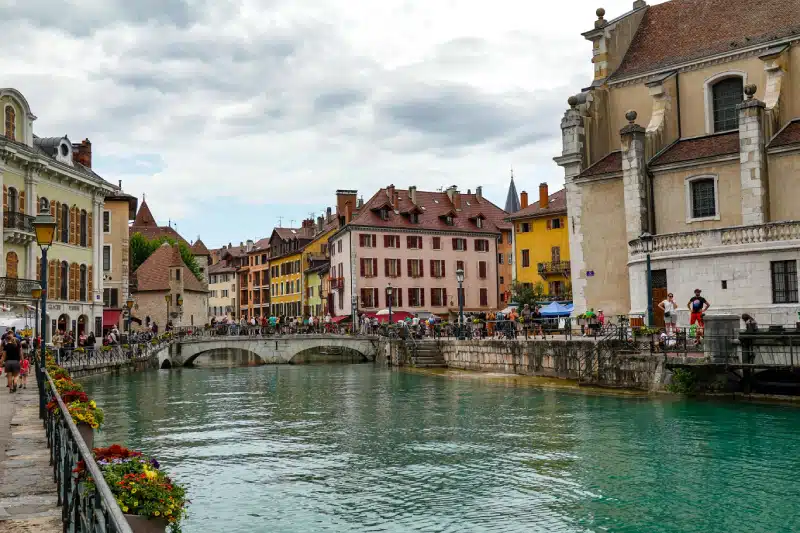 Vue de la vieille ville d'Annecy, destination incontournable à visiter en Haute-Savoie