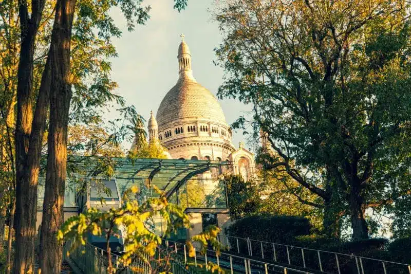 Basilique du Sacré-Cœur entourée de verdure