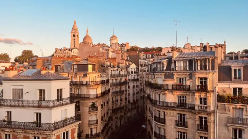 Ruelles et architecture typique du quartier Montmartre à Paris