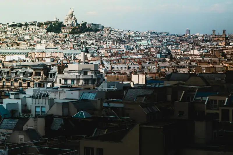 Toits du quartier Montmartre à Paris avec le Sacré-Cœur en arrière-plan