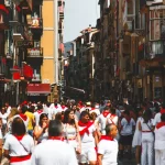 Ambiance festive dans une rue pendant une feria en France en 2026