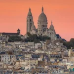 Vue panoramique du quartier Montmartre avec la basilique du Sacré-Cœur à Paris