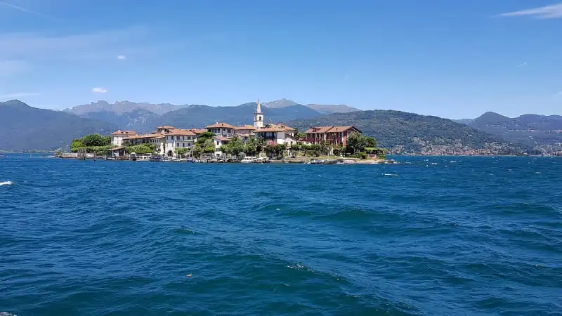 Vue du lac Majeur à Stresa en Italie avec les îles Borromées