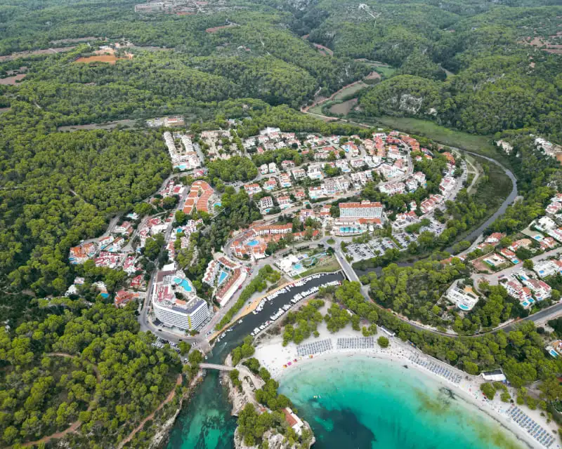 Plage de Cala Galdana à Minorque, idéale pour un séjour en famille
