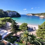 Vue des plages de Minorque avec eau turquoise, destination idéale pour savoir où loger à Minorque