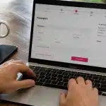 Personne vérifiant les informations de son billet d'avion avant un voyage afin de corriger une erreur de nom.