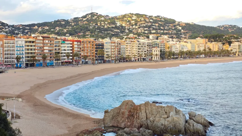 Grande plage de Lloret de Mar bordée d’hôtels et d’immeubles sur la Costa Brava