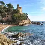 Crique de Lloret de Mar dominée par le Castell d’en Plaja sur la Costa Brava